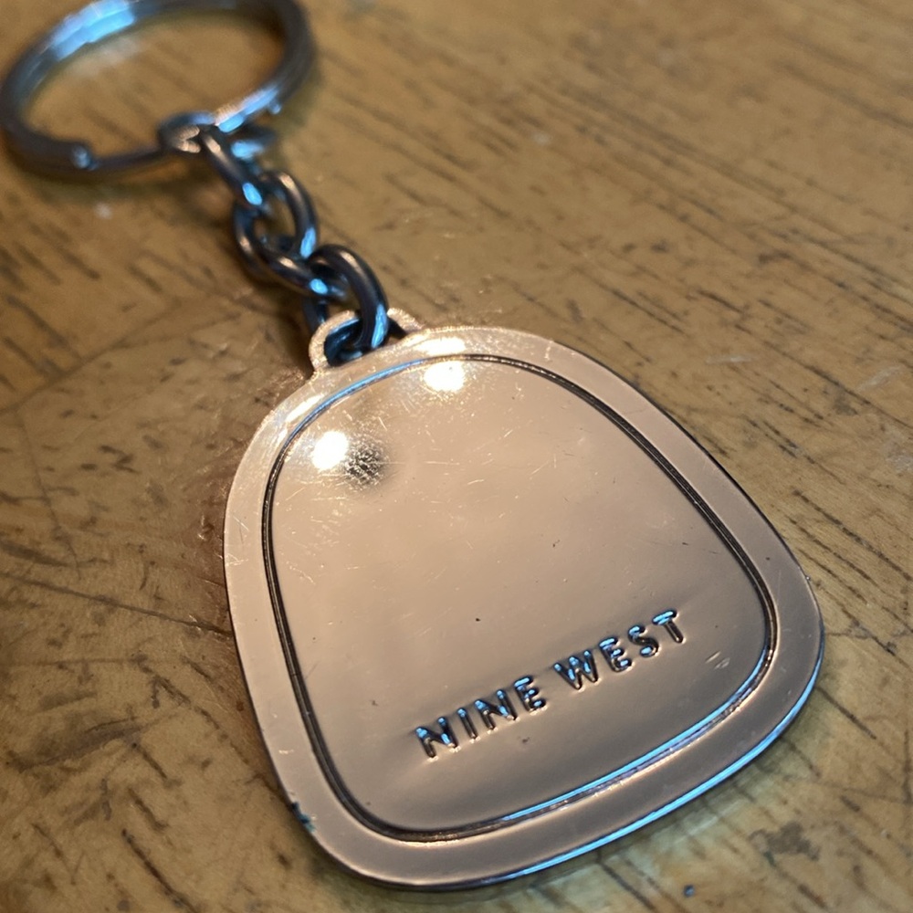 Nine West charm for bag or Keychain silver tone metal 3,5” in good condition - Picture 6 of 6